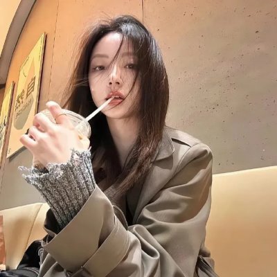 一个唱歌，另一个不唱歌